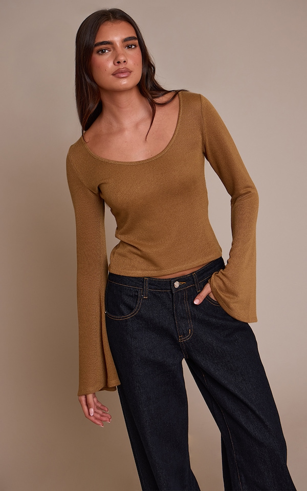 Top en jersey texturé marron clair à col rond et manches longues evasées