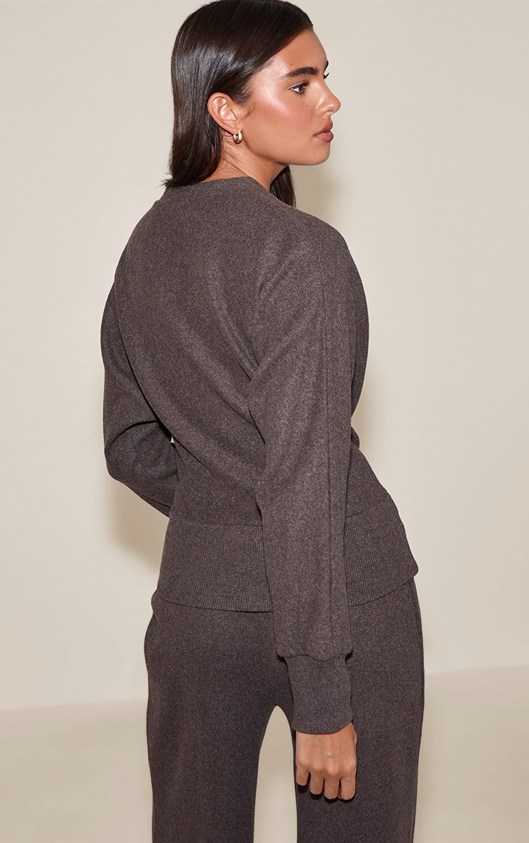 Cardigan côtelé doux marron foncé à boutons image 2