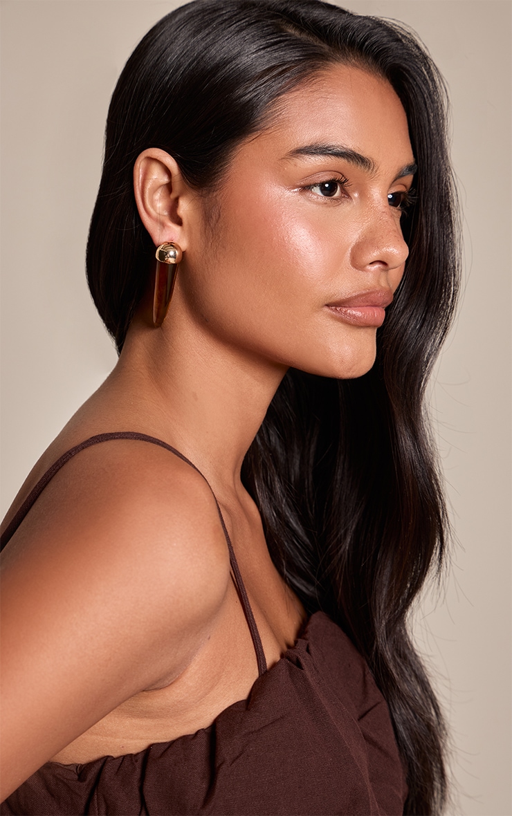 Boucles d'oreilles dorées pointues à pierres en résine effet écailles et clous