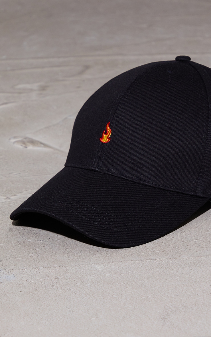 Casquette noire à flammes
