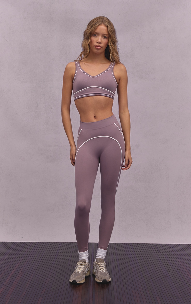 Brassière de sport mauve sans coutures à détails contrastés image 3