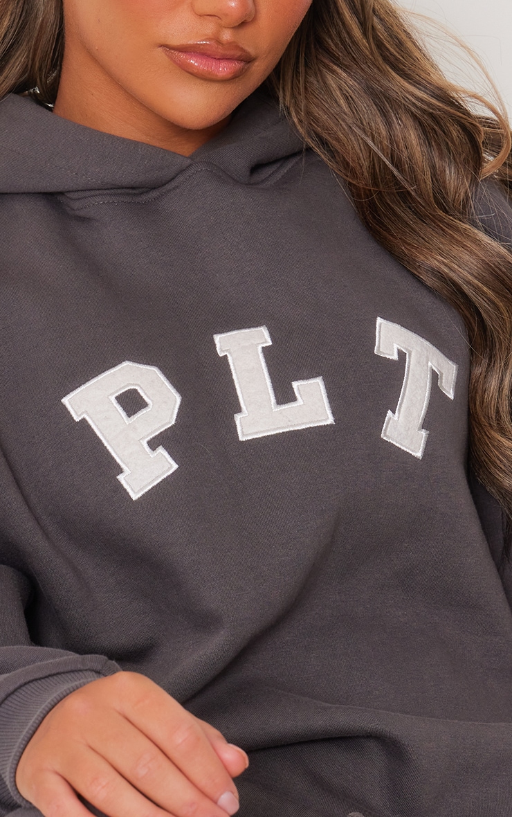 Hoodie oversize gris anthracite à logo "PLT" image 4