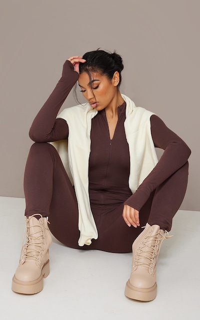 Combinaison moulante chocolat en coton à zip frontal