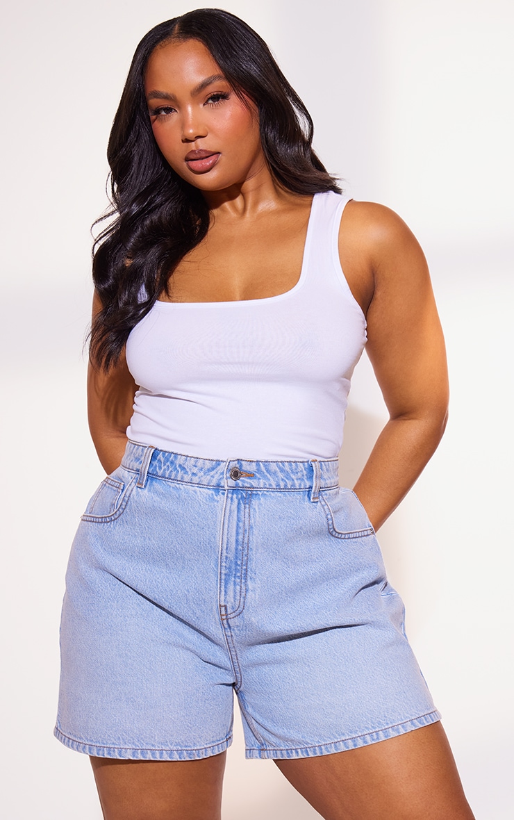 PRETTYLITTLETHING Plus Light Blue Mom Denim Shorts image 4