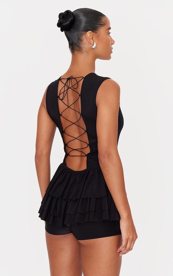 Combishort moulant noir à jupe-short style tutu et lacets dans le dos