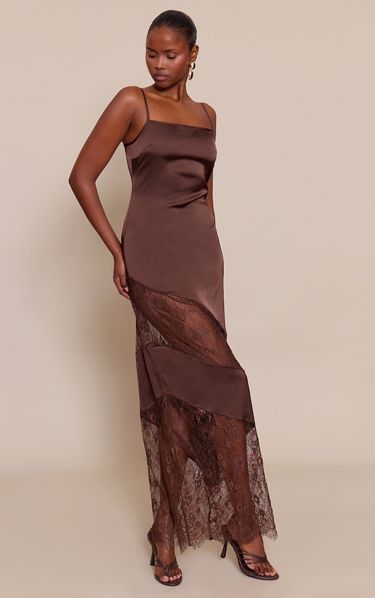 Robe longue chocolat à bretelles fines et empiècements en dentelle image 3