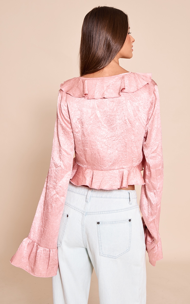 Crop top satiné texturé rose noué devant à volants image 2