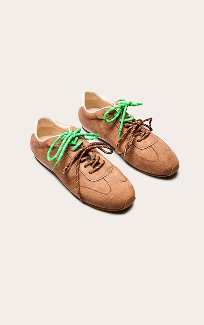 Baskets en suédine taupe à lacets contastés