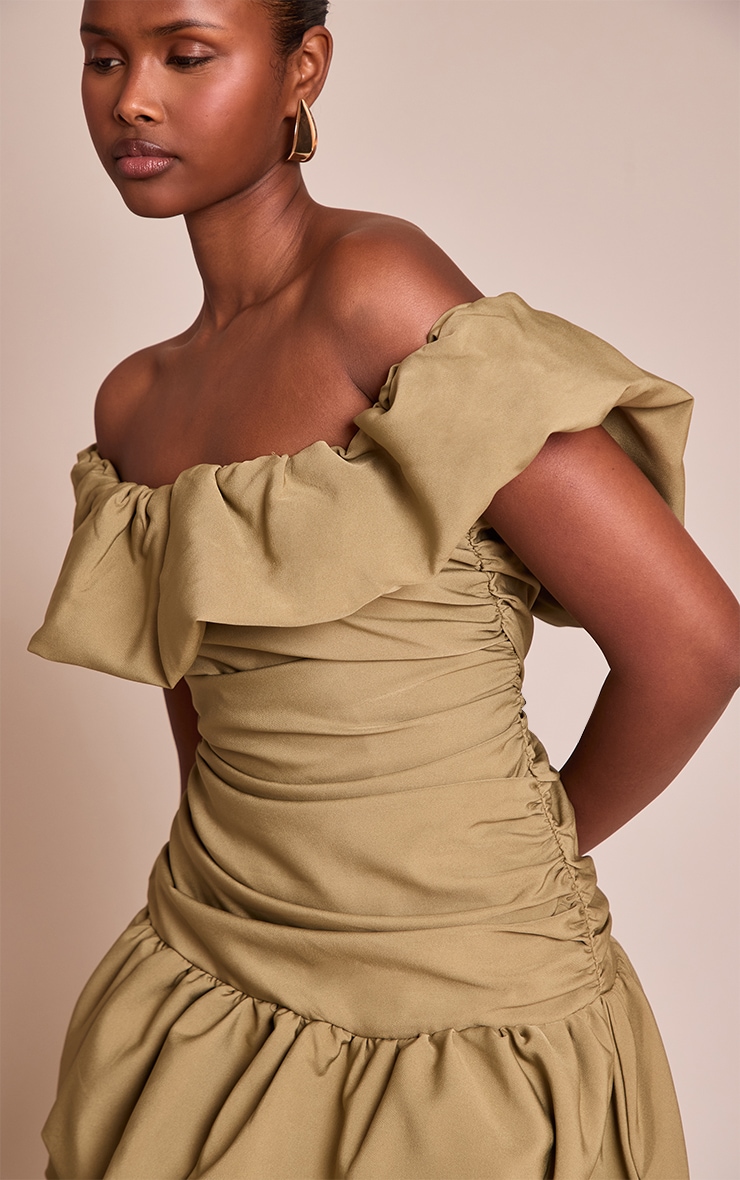 Mini robe droite tissée vert olive froncée à col bardot image 4