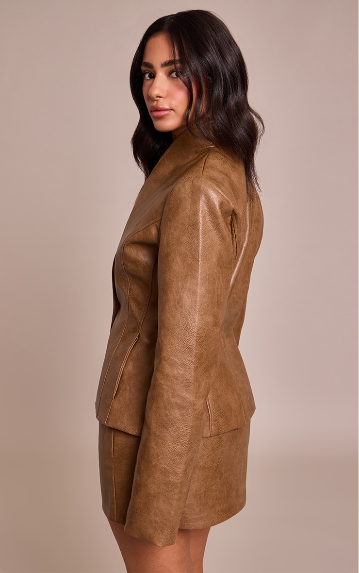 Petite Blazer cintrée en PU chocolat sans revers image 2