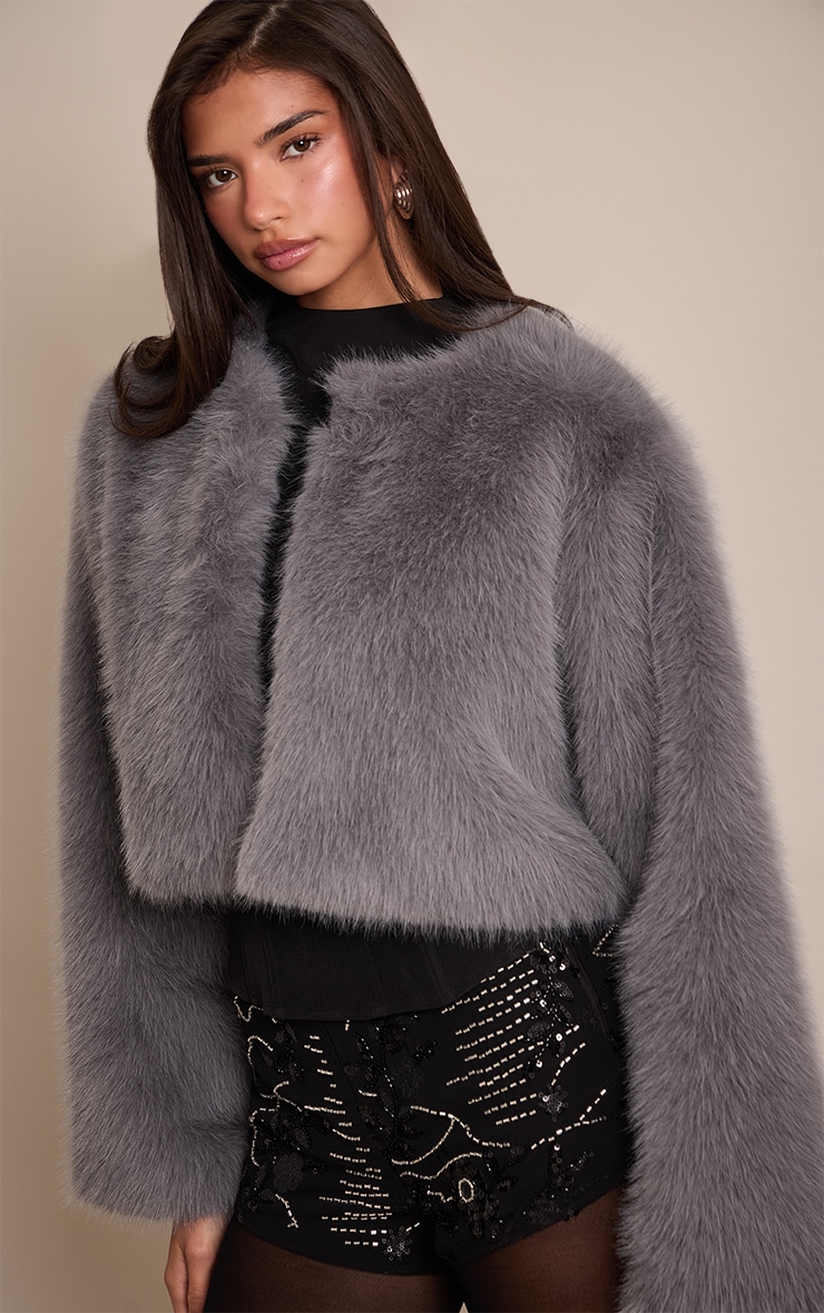 Manteau court en fausse fourrure grisée image 4