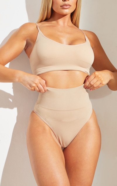String gainant nude à taille haute
