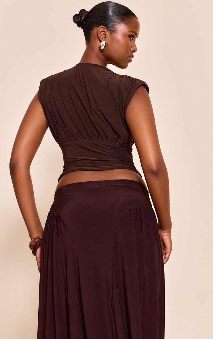 Top long moulant doublé chocolat foncé à décolleté drapé image 2
