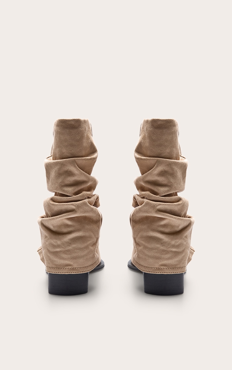 Bottines pointues amples repliées en suédine beige à talon carré image 4