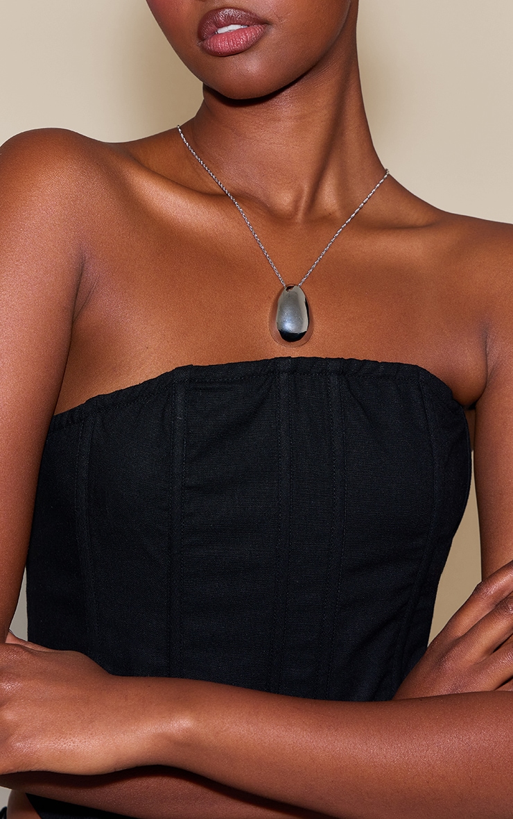 Collier long argenté à petite pierre en goutte d'eau image 1