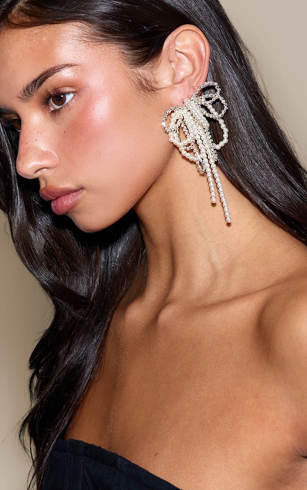 Boucles d'oreilles imposantes argentées en noeud à perles et strass