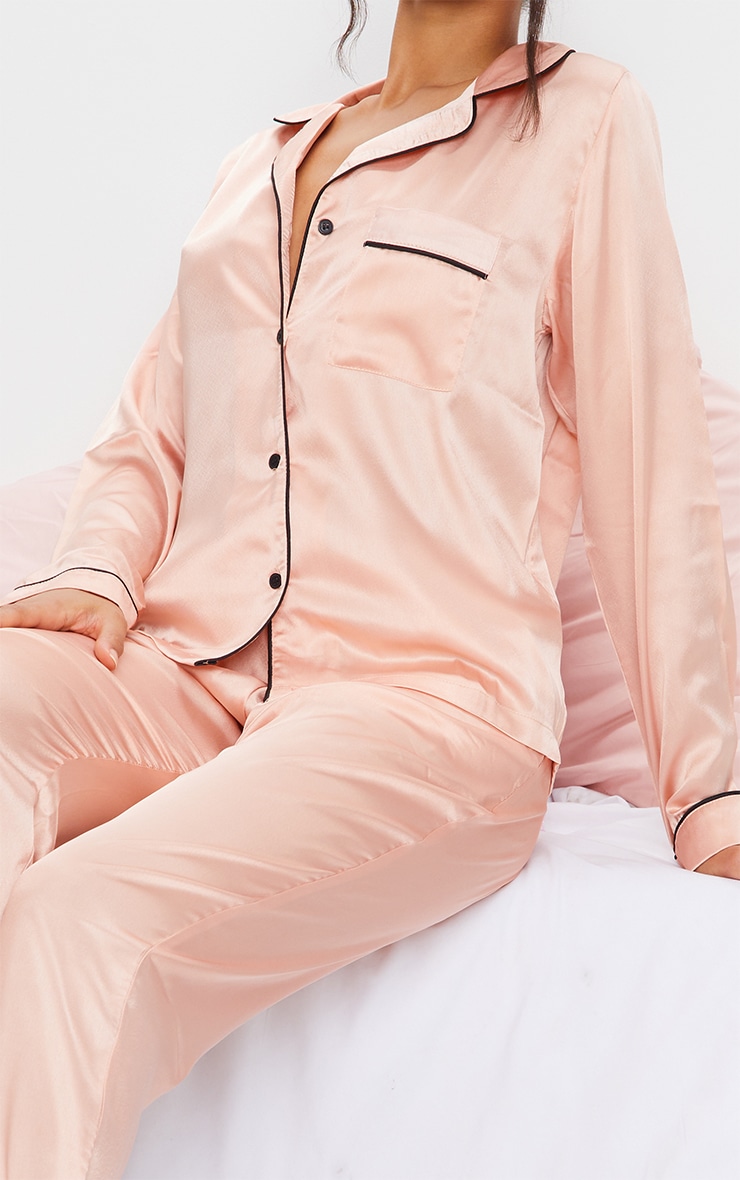 Ensemble de pyjama long satiné rose gold à poches et coutures surjetées contrastantes image 4