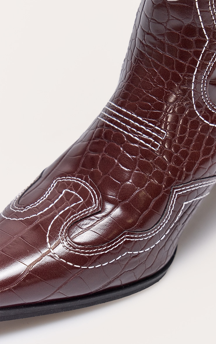 Bottes hautes pointues en PU bordeaux effet croco à talon carré haut et coutures style western image 4