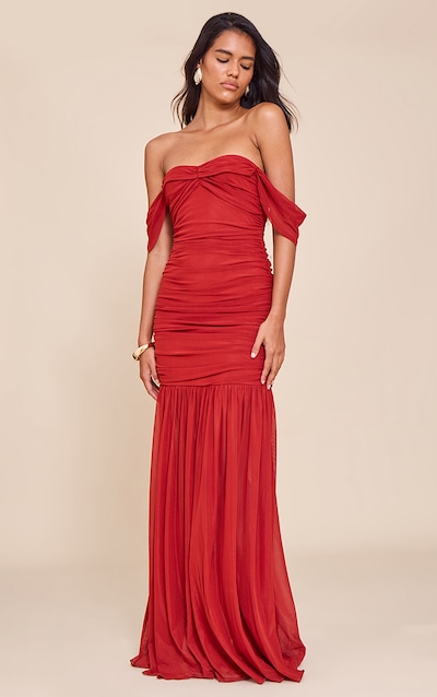 Robe longue en mesh rouge profond froncée à col bardot