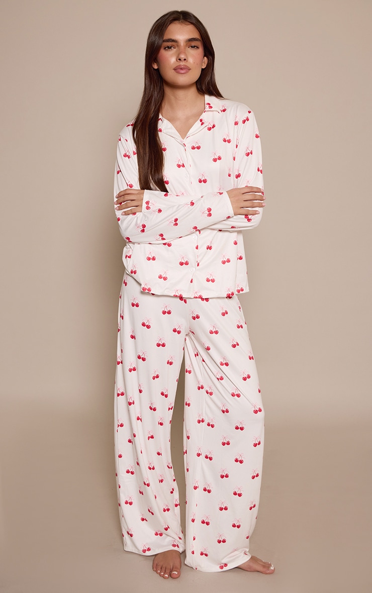 Ensemble de pyjama crème imprimé cerises en coeurs à manches longues et boutons