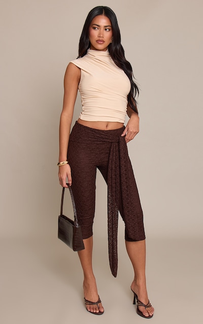 Pantalon capri en dentelle texturée chocolat à détail drapé