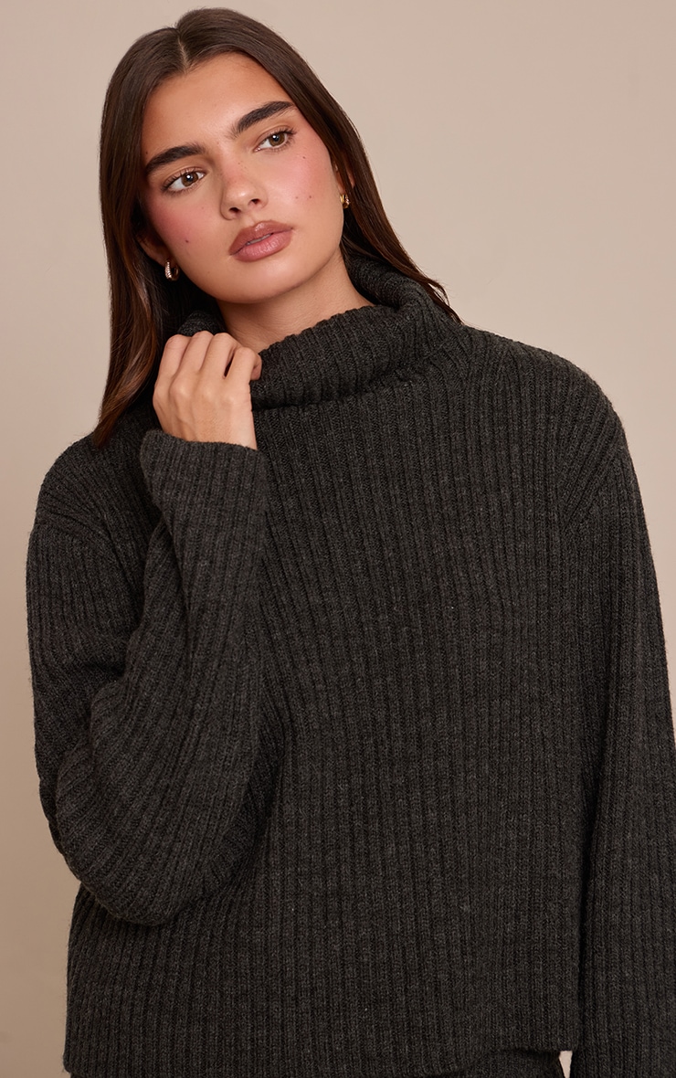 Pull en maille tricot grise à col roulé image 1