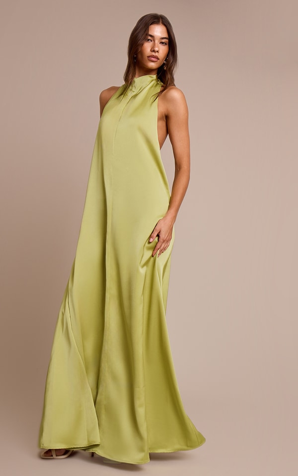 Robe longue satinée chartreuse à col montant et dos très échancré