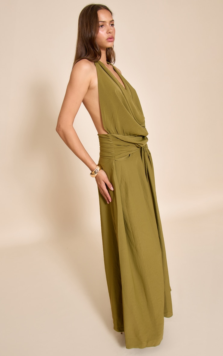 Robe longue fluide tissée vert olive à col bénitier et dos échancré image 3