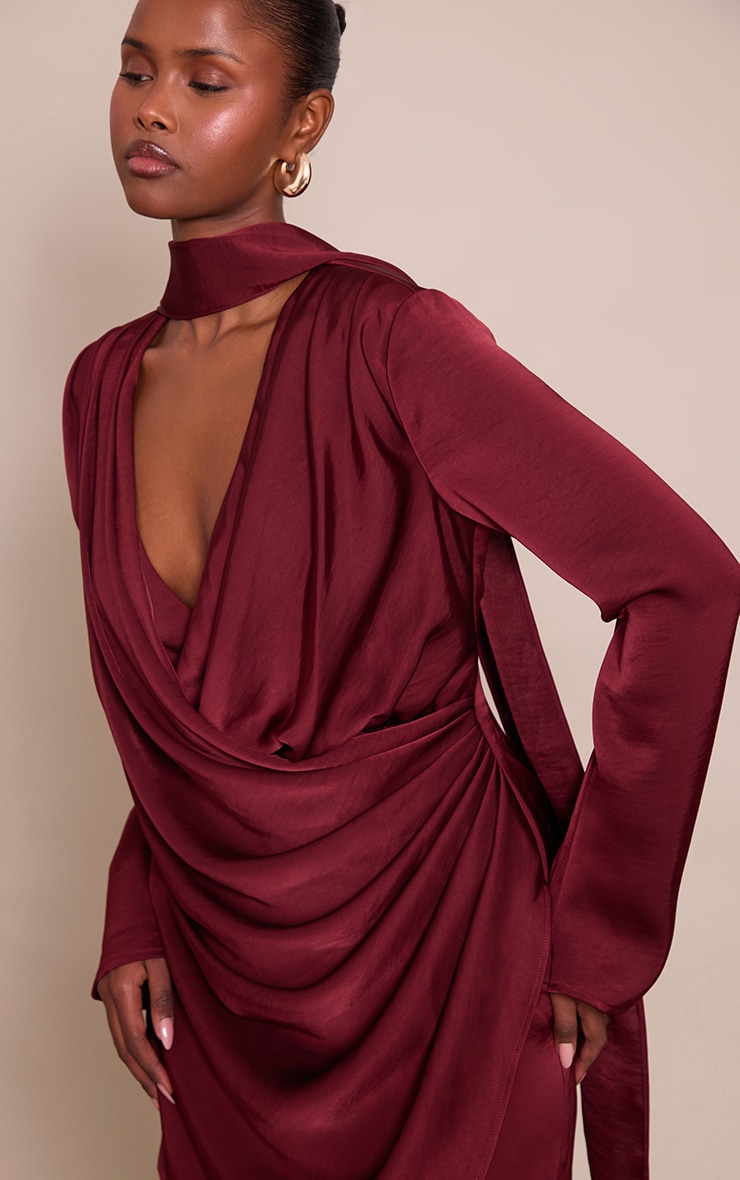 Robe chemise satinée rouge vin à détail drapé image 4