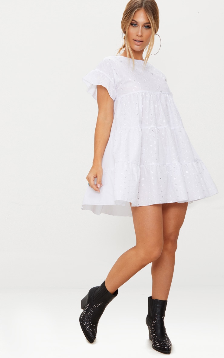 Robe babydoll en broderie anglaise blanche. Robes PrettyLittleThing FR