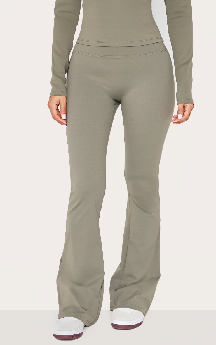 Petite Pantalon de yoga flare en Sculpt vert olive à taille haute image 2