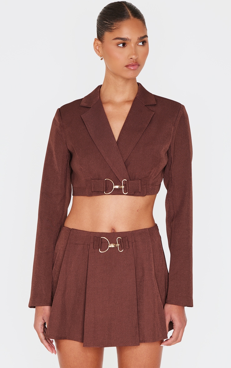 Micro jupe de tailleur tissée chocolat plissée à détail boucle image 4