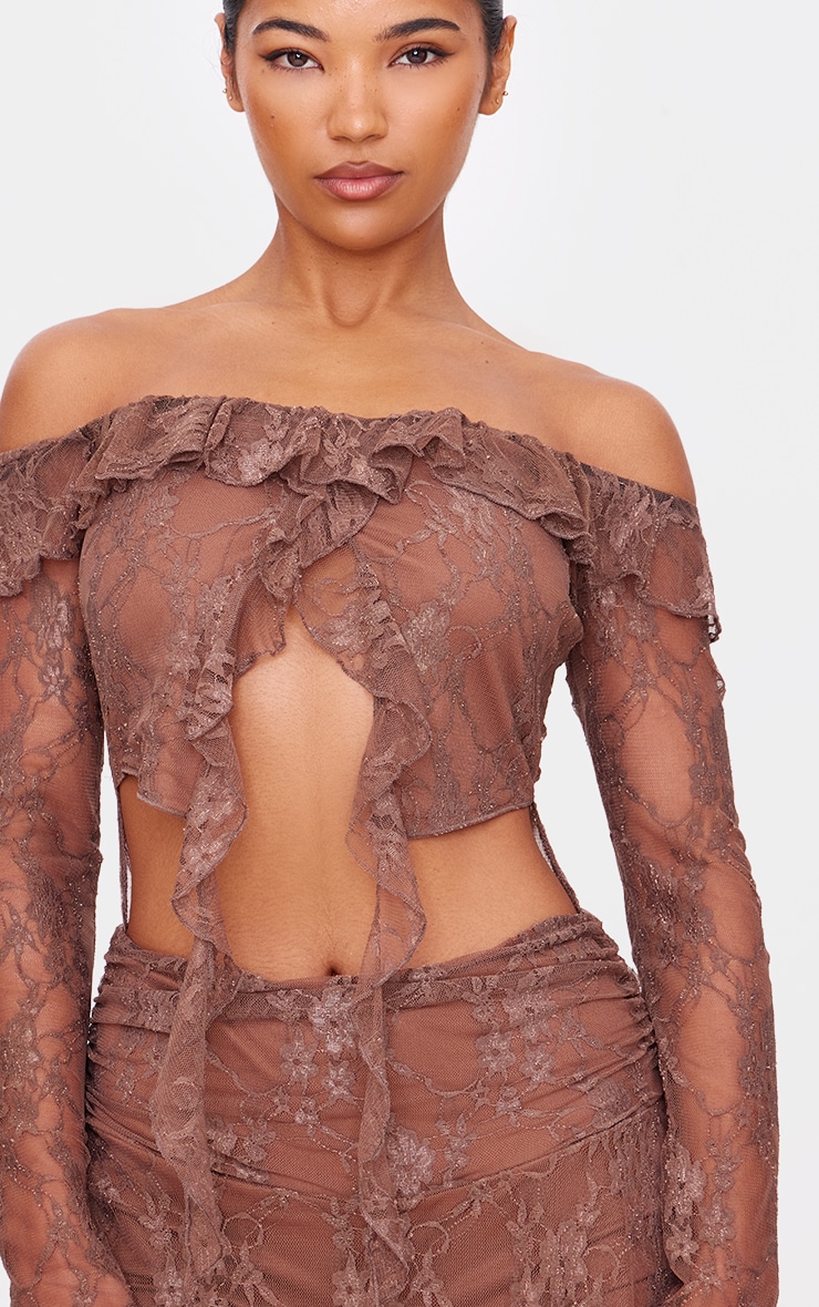 Combishort en dentelle chocolat découpé à col bardt et volants image 4