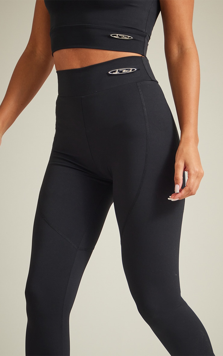 PRETTYLITTLETHING Pantalon de sport flare taille haute en Sculpt noir à badge en métal image 4