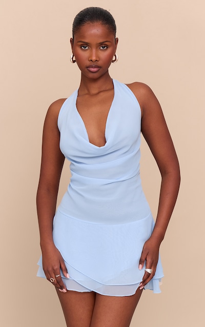 Mini robe en mousseline de soie bleu ciel froncée à col bénitier