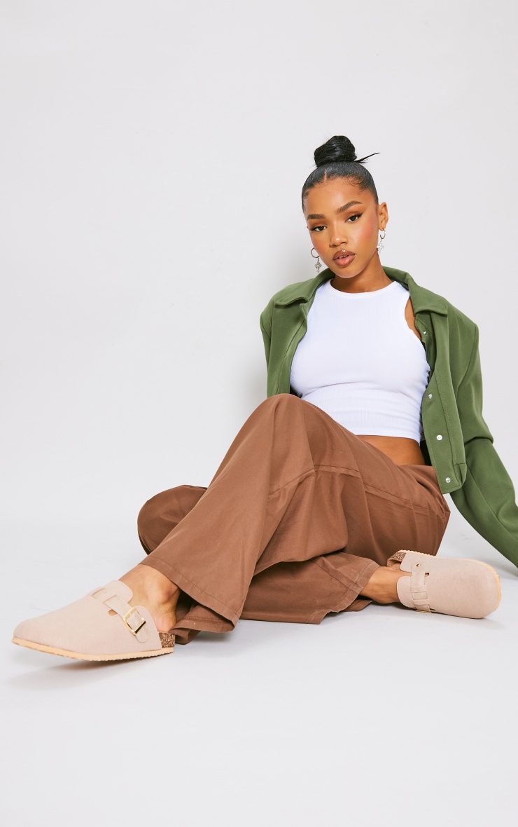 Mules style sabots en suédine beige à boucle et bout rond image 2