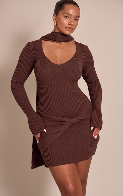 Robe mini sculptante en maille tricot chocolat à décolleté plongeant et détail foulard
