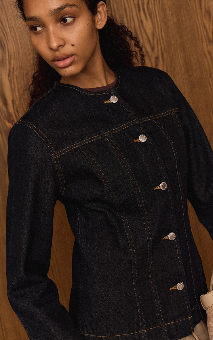 Veste cintrée en jean indigo foncé délavé à coutures structurantes et manches longues image 1