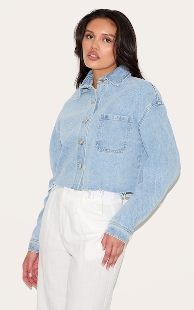 Chemise courte en jean bleu clair délavé à ourlet coupé