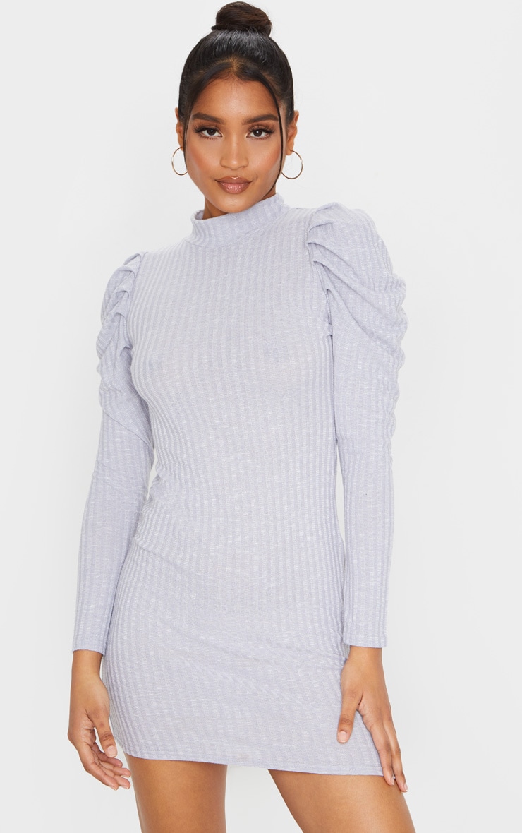 Robe pull grise en maille côtelée à col cheminée et manches bouffantes