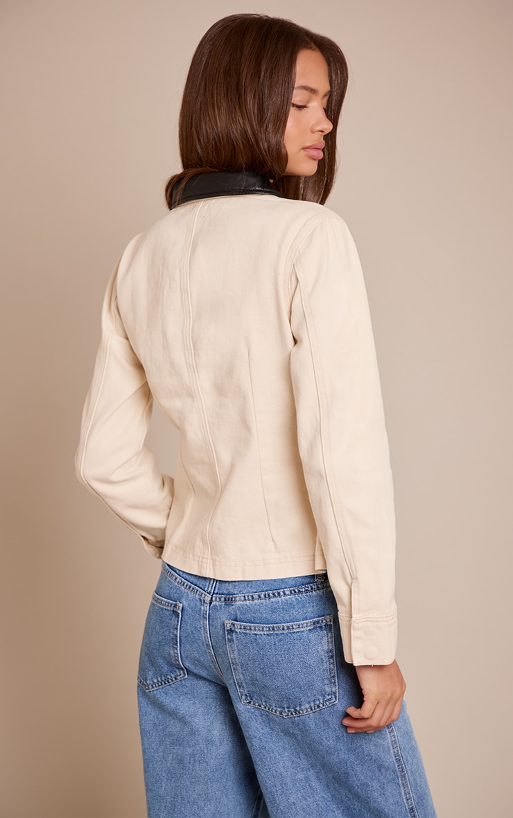 Veste cintrée en jean écru à col contrastant image 2