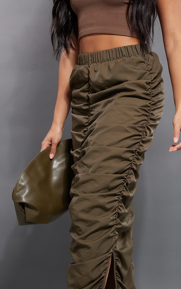 Jupe mi-longue fronc?�e en nylon kaki fonc?� | PrettyLittleThing FR