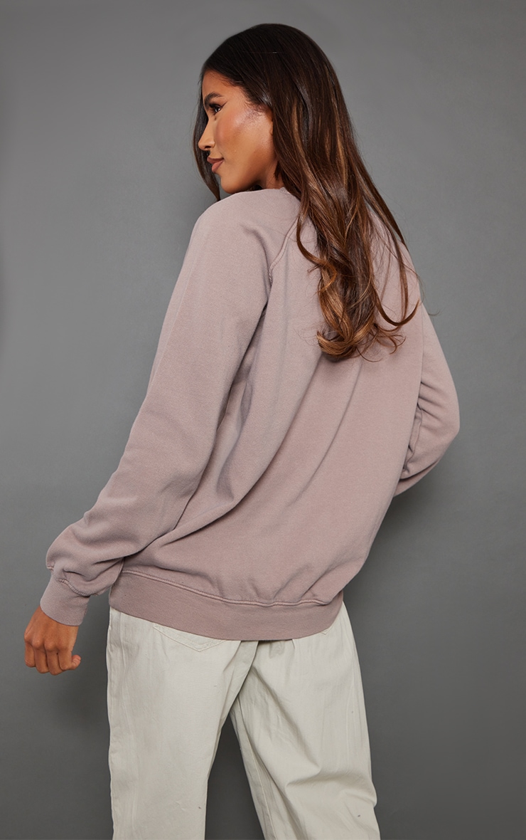 PRETTYLITTLETHING Sweat gris champignon effet javélisé à slogan brodé New Vibes image 2