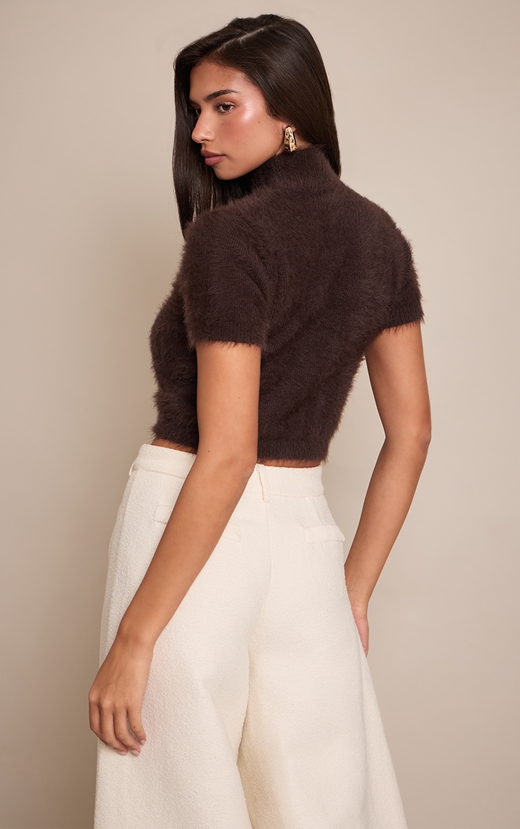 Pull court en maille tricot duveteuse chocolat à manches courtes image 2