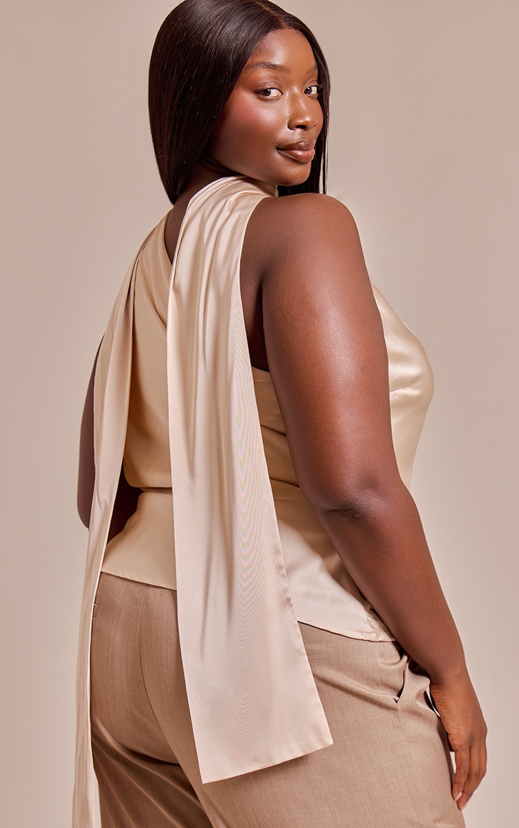 Plus Top satiné beige à détail foulard asymétrique image 2