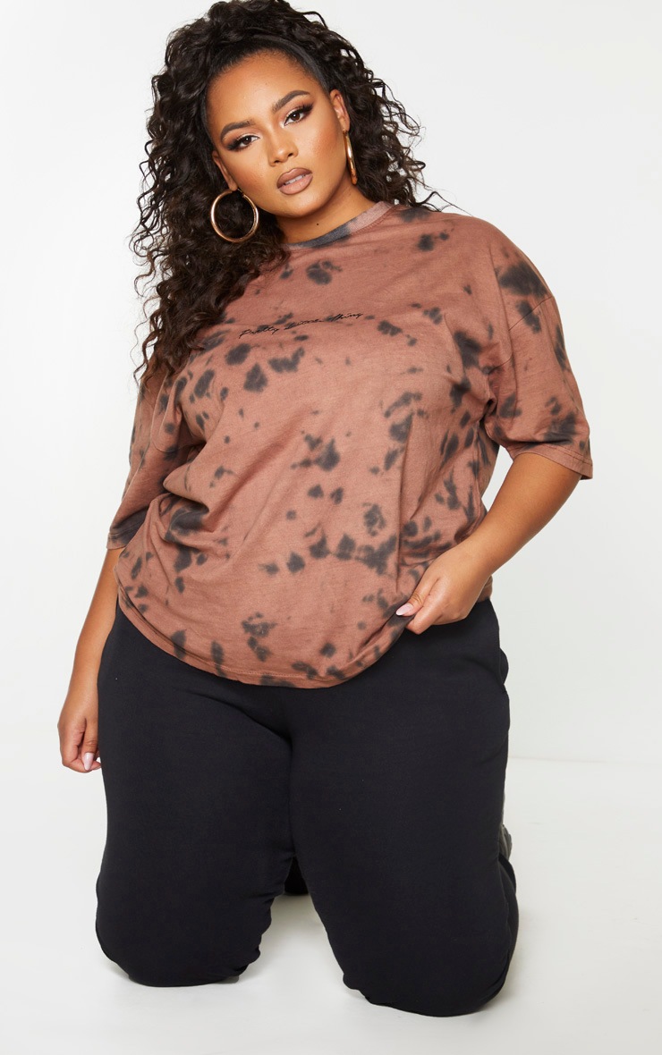 PRETTYLITTLETHING Plus Brown Tie Dye Embroidered T-Shirt