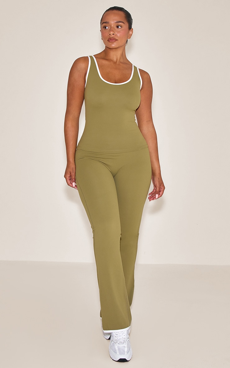 Pantalon évasé olive à coupe galbante, effet Sculpt actif et passepoil contrastant. image 1
