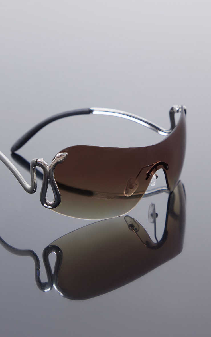 Lunettes de soleil style visière années 90 marron à détail serpent image 2