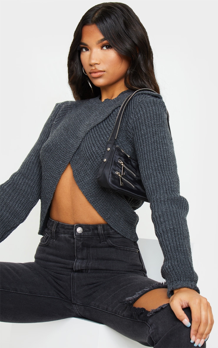 Pull court gris anthracite à devant croisé