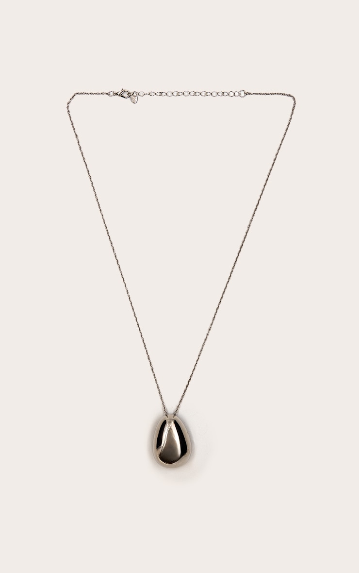 Collier long argenté à petite pierre en goutte d'eau image 3